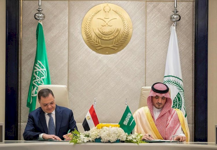 وزير الداخلية السعودي و وزير الداخلية المصري ويشهدان توقيع اتفاقية تعاون في مجال مكافحة الجريمة