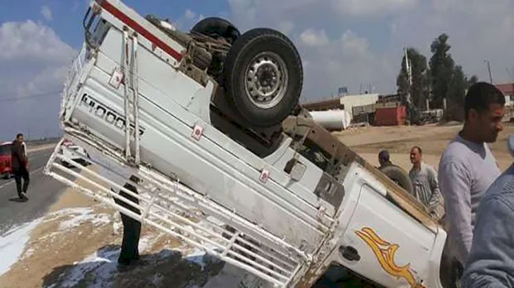 إصابة 12 شخصا في انقلاب سيارة ربع نقل بصحراوي المنيا