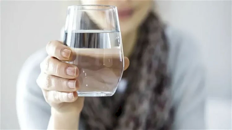 ماذا يحدث للجسم عند تناول 8 أكواب من الماء على مدار اليوم؟