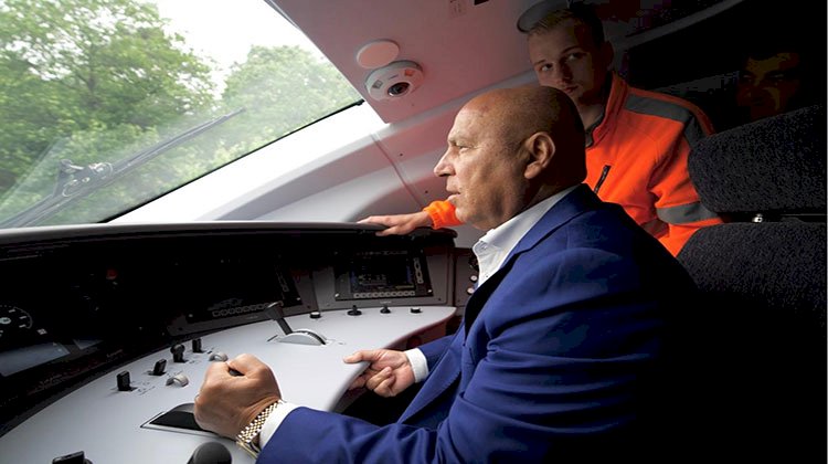 وزير النقل يجرى اختبار القيادة لأول قطار كهربائى سريع
