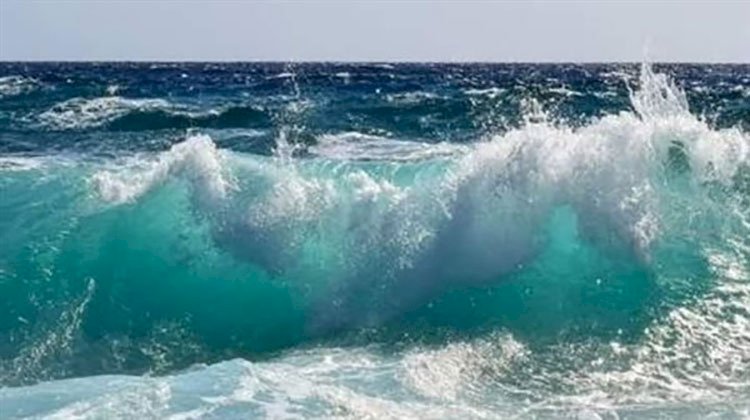 تحذير.. أمواج عالية وملاحة مضطربة بشواطئ البحر المتوسط لمدة 72 ساعة