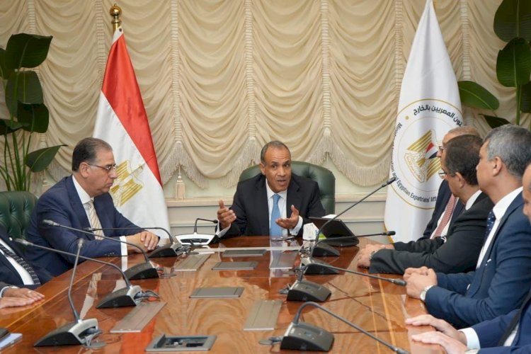 وزير الخارجية والهجرة وشئون المصريين بالخارج يجتمع مع قيادات وأعضاء قطاع الهجرة بالوزارة