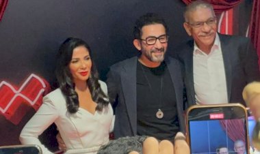 منى زكي بفستان أبيض كلاسيكي مع أحمد حلمي في العرض الخاص لفيلم الست