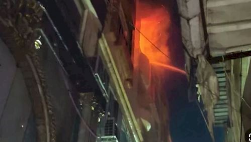 مصرع شخصين وإصابة 8 في حريق بشارع الخواجات بالمنصورة