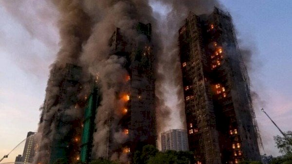 ارتفاع أعداد ضحايا حريق المجمع السكني في هونج كونج إلى 159 .. واعتقال 6 أشخاص