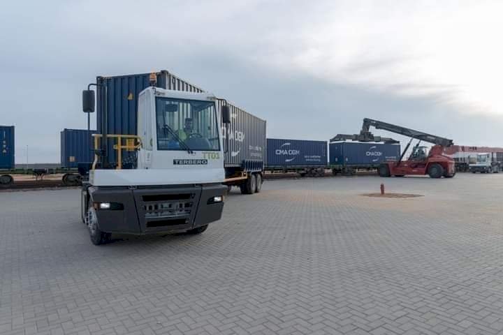 الموانىء البرية والجافة:  لميناء أكتوبر الجاف  دور بارز وهام في حركة الواردات والصادرات القادمة والمتجهة من و الى الموانئ البحريه المصرية