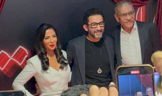 منى زكي بفستان أبيض كلاسيكي مع أحمد حلمي في العرض الخاص لفيلم الست