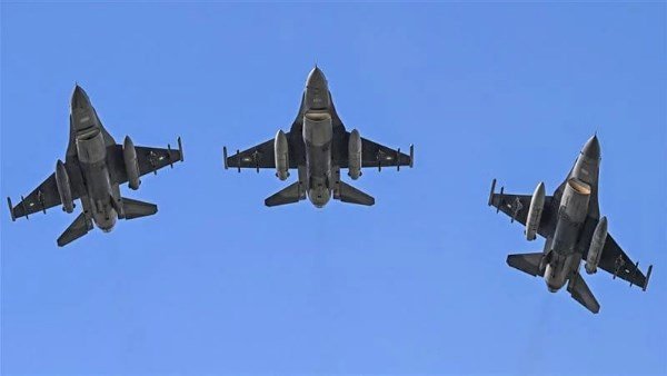 الولايات المتحدة ترسل 4 طائرات حربية إلى أجواء فنزويلا