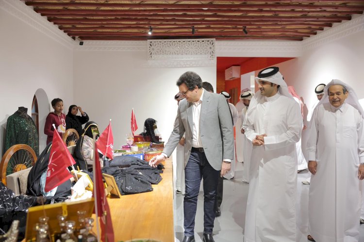 وزير الثقافة يبحث تعزيز التعاون الثقافي مع هيئة متاحف قطر ويشارك في احتفالات اليوم الوطني