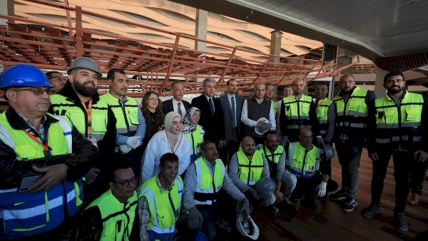 وزير السياحة يشهد تثبيت أول قطعة خشبية على الهيكل الخاص بإعادة تركيب مركب الملك خوفو الثانية