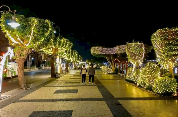 الأقصر تتزين بأشجار الكريسماس والأضواء المبهرة قبل دخول 2026
