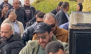 نضال الشافعى يشيع جثمان والدته بحضور خالد جلال