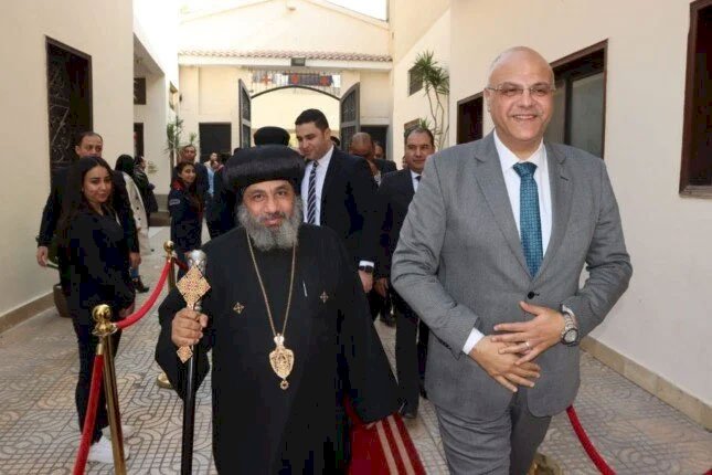 محافظ القليوبية خلال تقديم التهنئة لمطران شبين القناطر: المصريين نسيجا واحداً ويداً واحدة