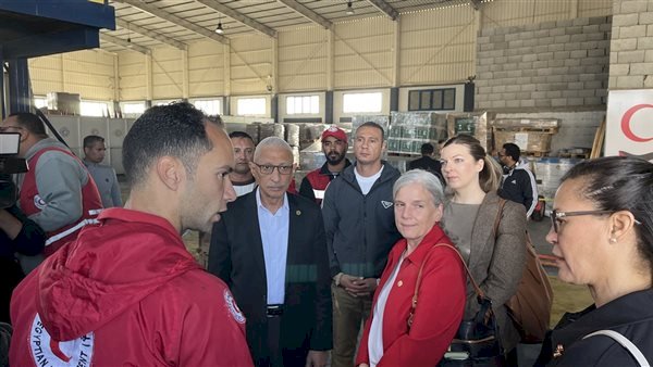 محافظ شمال سيناء يرافق وفد السفارة البريطانية لتفقد مخازن الهلال الأحمر المصرى