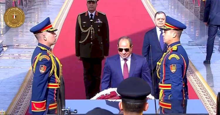 الرئيس السيسى يضع إكليلا من الزهور على النصب التذكارى لشهداء الشرطة