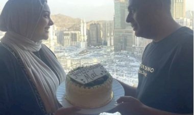 محمود عبد المغني يحتفل بعيد ميلاد زوجته في مكة