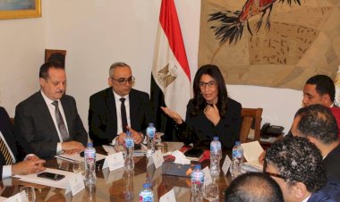 وزيرة الثقافة تعقد اجتماعًا مع قيادات الوزارة ورؤساء القطاعات لوضع ملامح الفترة المقبلة