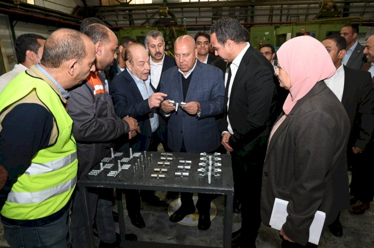 وزير الصناعة والنقل يتفقد 3 مصانع متخصصة في الصناعات الهندسية بمدينة العاشر من رمضان