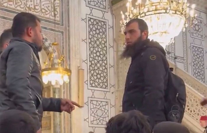 تلقيت وحيا من الله.. تركي يزعم أنه المهدي المنتظر في الجامع الأموي