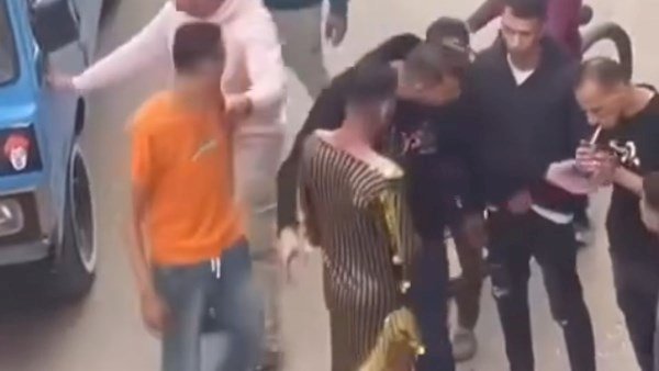الداخلية تكشف.. سيدتان و 7 رجال أجبروا شابا على ارتداء ملابس نسائية بسبب علاقة له مع ابنتهم