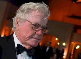 حسين فهمى يصدر بيانًا بشأن تصريحاته عن السعفة الذهبية ومهرجانات السينما