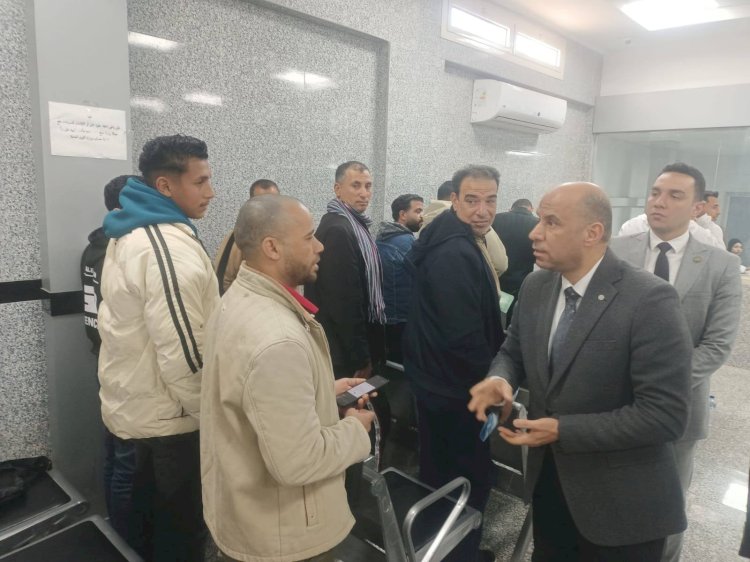 وزير العمل يوجّه بسرعة إعداد تطبيق إلكتروني لحجز مواعيد توثيق عقود العمل بالخارج