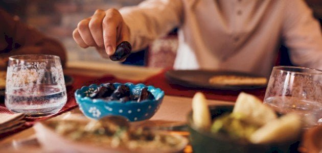 «اوعى تملأ بطنك».. حسام موافي يوضح أخطر عادة بعد الإفطار