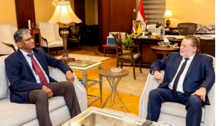 محافظ البنك المركزي المصري والسفير الهندي بالقاهرة يناقشان توسيع الشراكة في القطاعين المصرفي والمالي