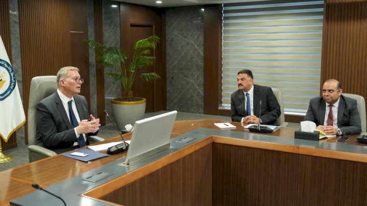 وزير البترول يعقد اجتماعاً مع مجلس إدارة هيئة الثروة المعدنية والصناعات التعدينية   