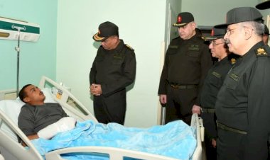 وزير الدفاع يزور عدد من المصابين بمجمع الجلاء الطبى للقوات المسلحة