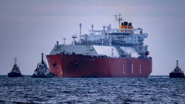 تسرب نفطي محتمل.. انفجار قرب ناقلة نفط قبالة سواحل الكويت