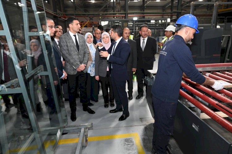 وزير الصناعة ومحافظ الجيزة يتفقدان مصنع صناعة زجاج السيارات والألومنيوم  بمدينة السادس من أكتوبر
