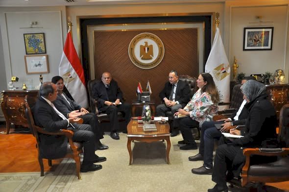 وزير التعليم العالي ومجدي يعقوب يناقشان تعزيز التعاون المشترك لدعم الرعاية الصحية