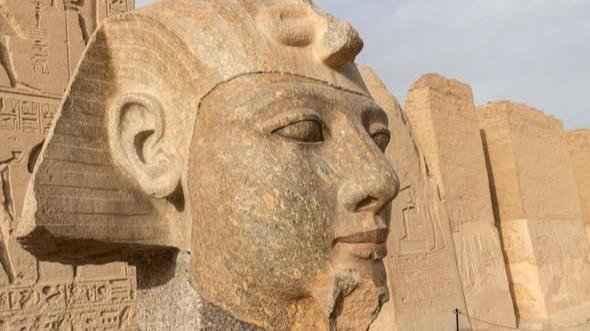 الانتهاء من ترميم رأس تمثال من الجرانيت للملك رمسيس الثاني داخل معبده في أبيدوس