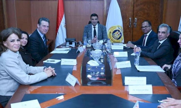 وزير الصناعة يبحث مع وفد البنك الأوروبي لإعادة الإعمار والتنمية برامج البنك في مصر للمشروعات الخضراء