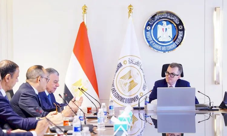 وزير التخطيط يلتقي قيادات شركتي "إن أي كابيتال" و"سهل" للمدفوعات