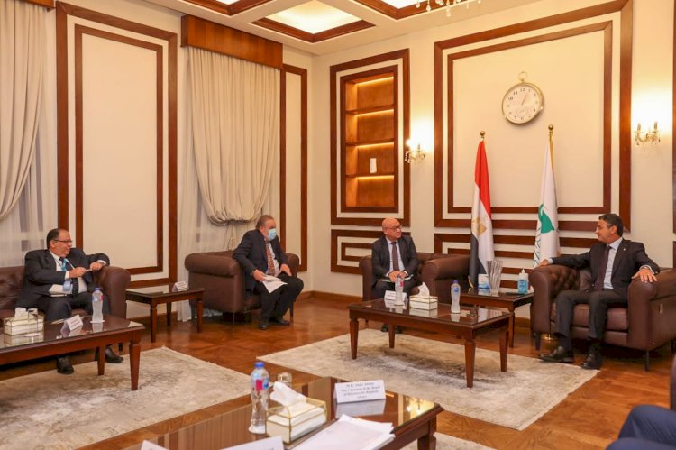 بحث سبل التعاون المشترك رئيس البريد المصري يلتقي ممثل مفوضية الأمم المتحدة لشؤون اللاجئين في مصر