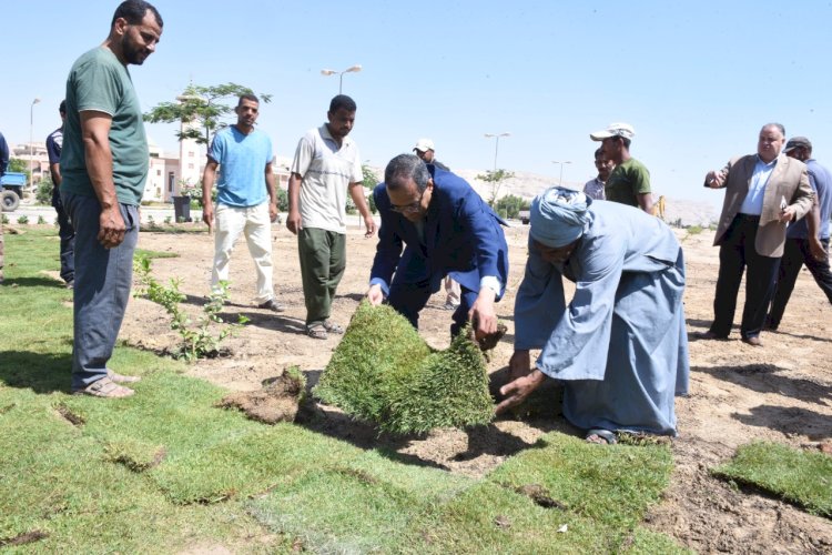 رئيس جامعة سوهاج يشارك في زراعة النجيل الأخضر بالمقر الجديد