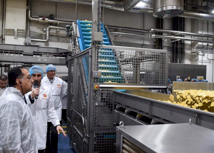 رئيس مجلس الوزراء يتفقَّد خط إنتاج جديد لشركة "شيبسي" للصناعات الغذائية