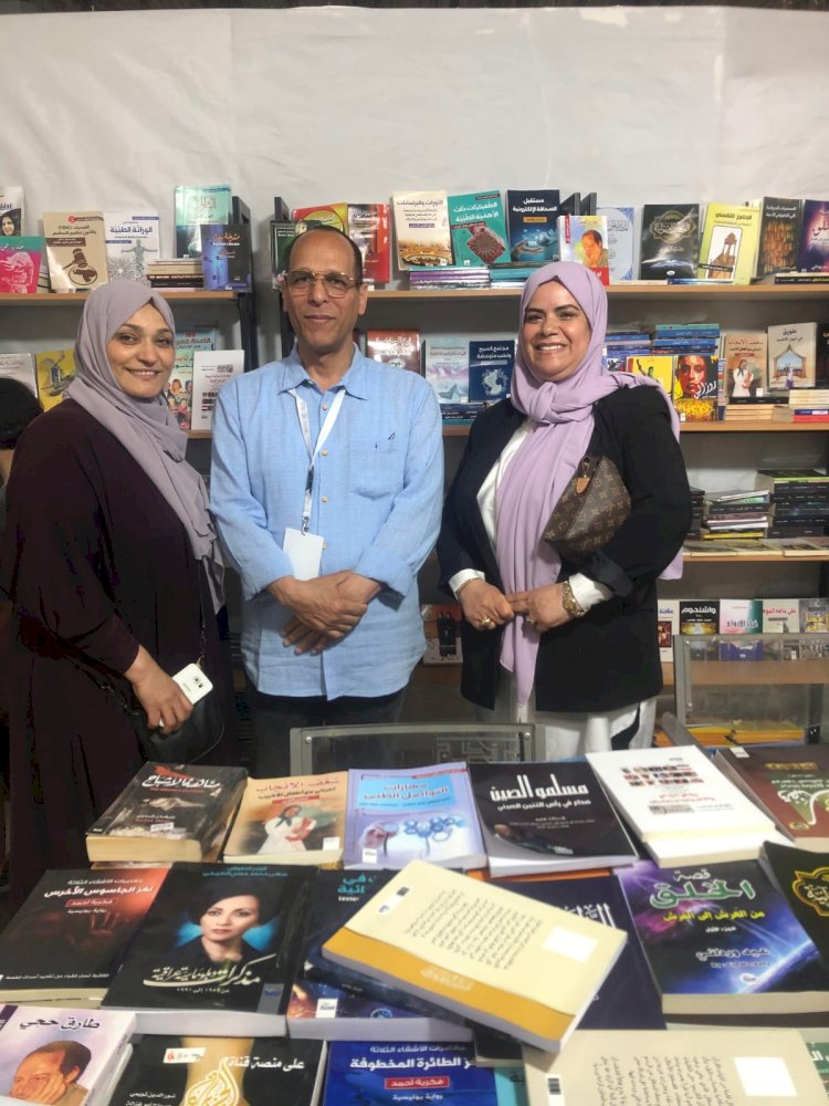 بالصور والفيديو وفد شبكة إعلام المرأة العربية يزور جناح دار النخبة فى معرض تونس للكتاب