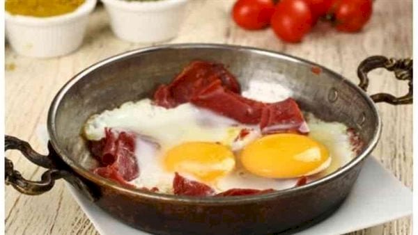 لأشهى أطباق الفطور.. طريقة عمل البيض بالبسطرمة