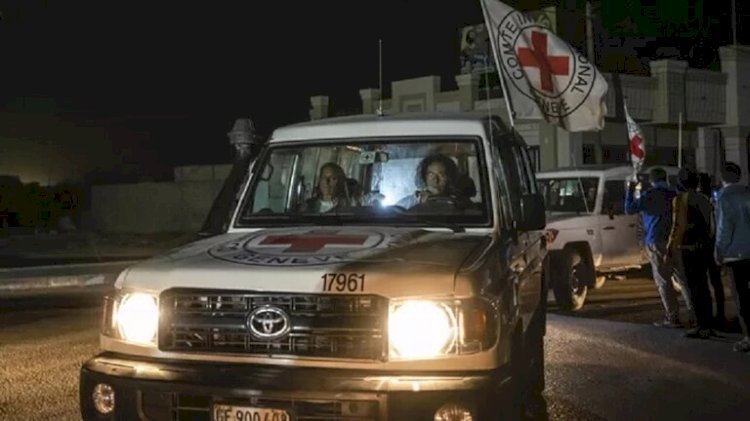حماس تسلم الصليب الأحمر محتجزتين إسرائيليتين فى ميدان فلسطين وسط غزة