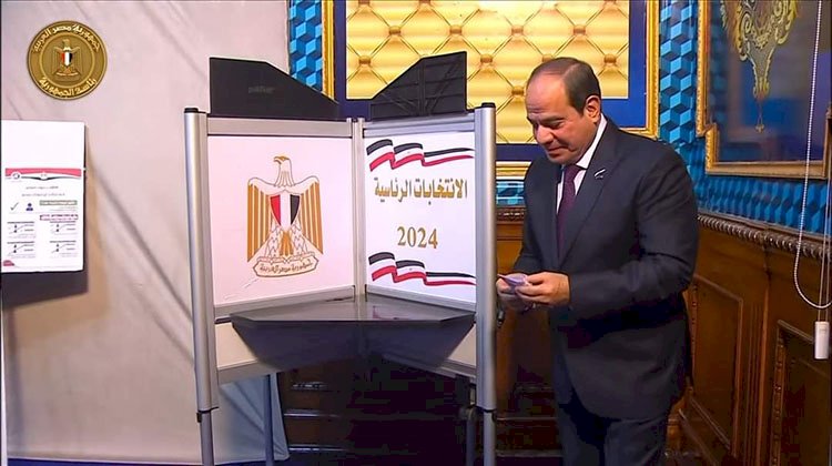 الرئيس السيسي يدلي بصوته في انتخابات الرئاسة
