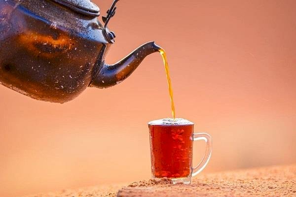 ماذا يحدث لجسمك عند شرب الشاي على معدة فارغة؟