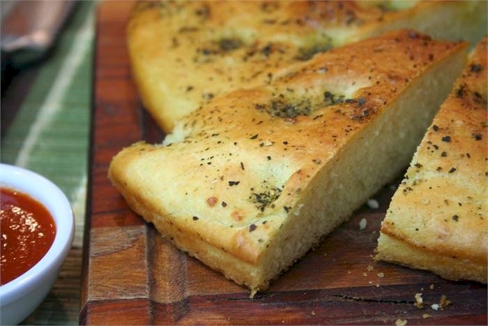 طريقة عمل خبز الفوكاشيا الأصلي في البيت