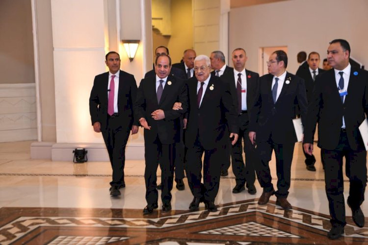 السيسي يلتقي بالرئيس الفلسطيني على هامش انعقاد المؤتمر الدولي للاستجابة الإنسانية