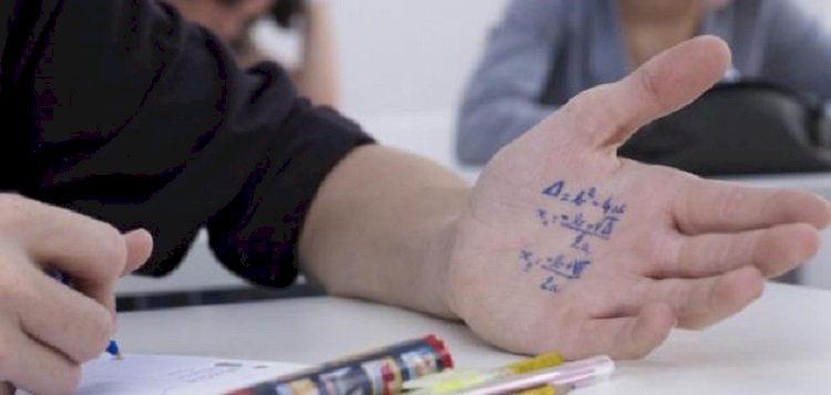 ضبط طالب بكفر الشيخ حاول الغش بالمحمول فى امتحان الإحصاء بالثانوية العامة