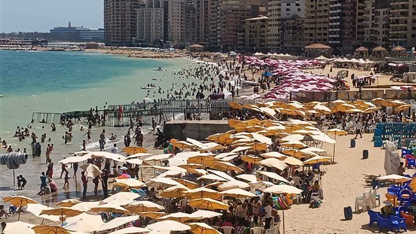 إقبال متوسط على شواطئ الإسكندرية في أول أيام عيد الأضحى