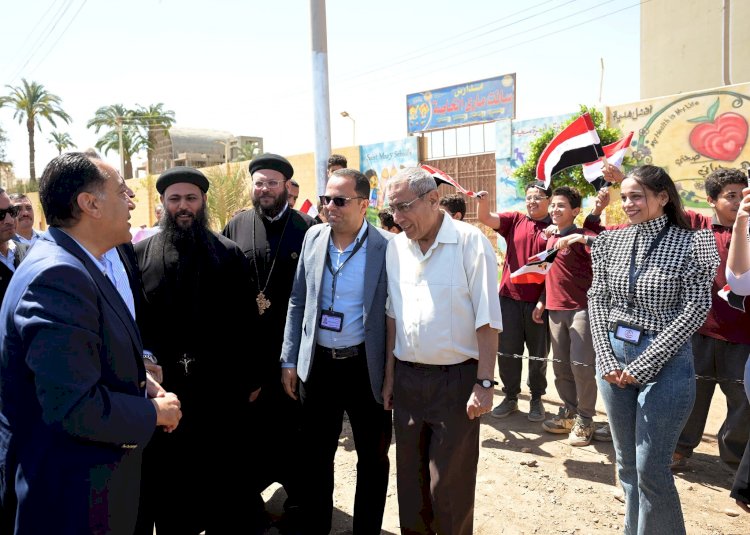 مدبولي يتوقف بالركاب أثناء توجهه لتفقد مستشفى منفلوط المركزي لإلقاء التحية على معلمي وطلاب مدرسة "