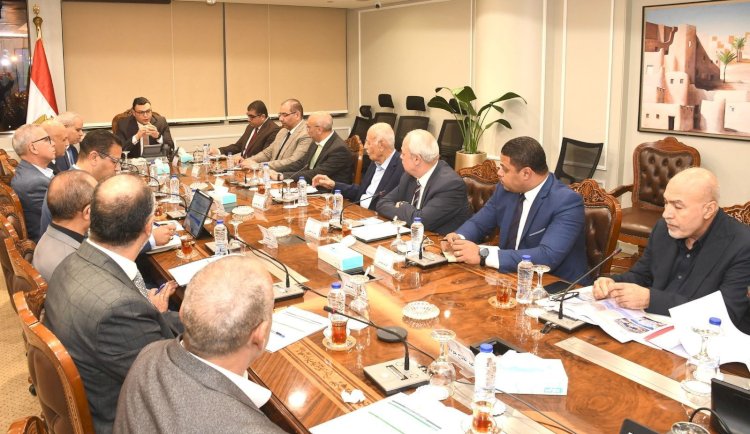 وزير الإسكان يتابع الأعمال الجارية بـ "كمبوند مزارين" بمدينة العلمين الجديدة وموقف تسليم الوحدات بالمشروع